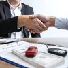 Iemand die een auto van de zaak krijgt en het contract tekent.