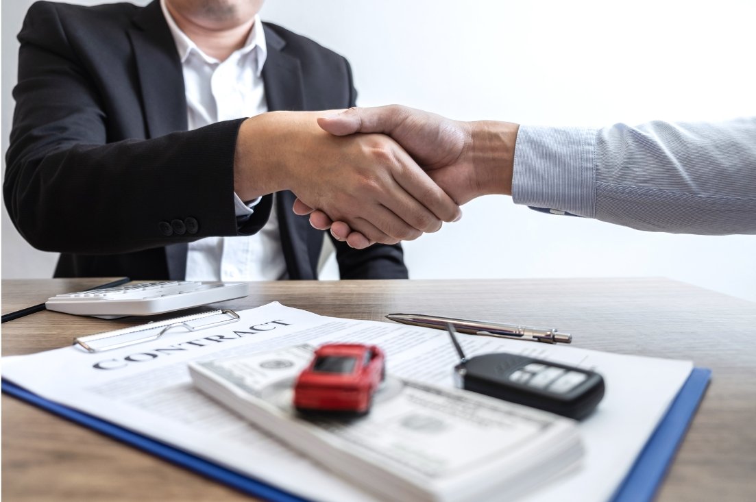 Iemand die een auto van de zaak krijgt en het contract tekent.